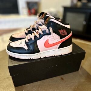 Air Jordan 1 Mid shoes